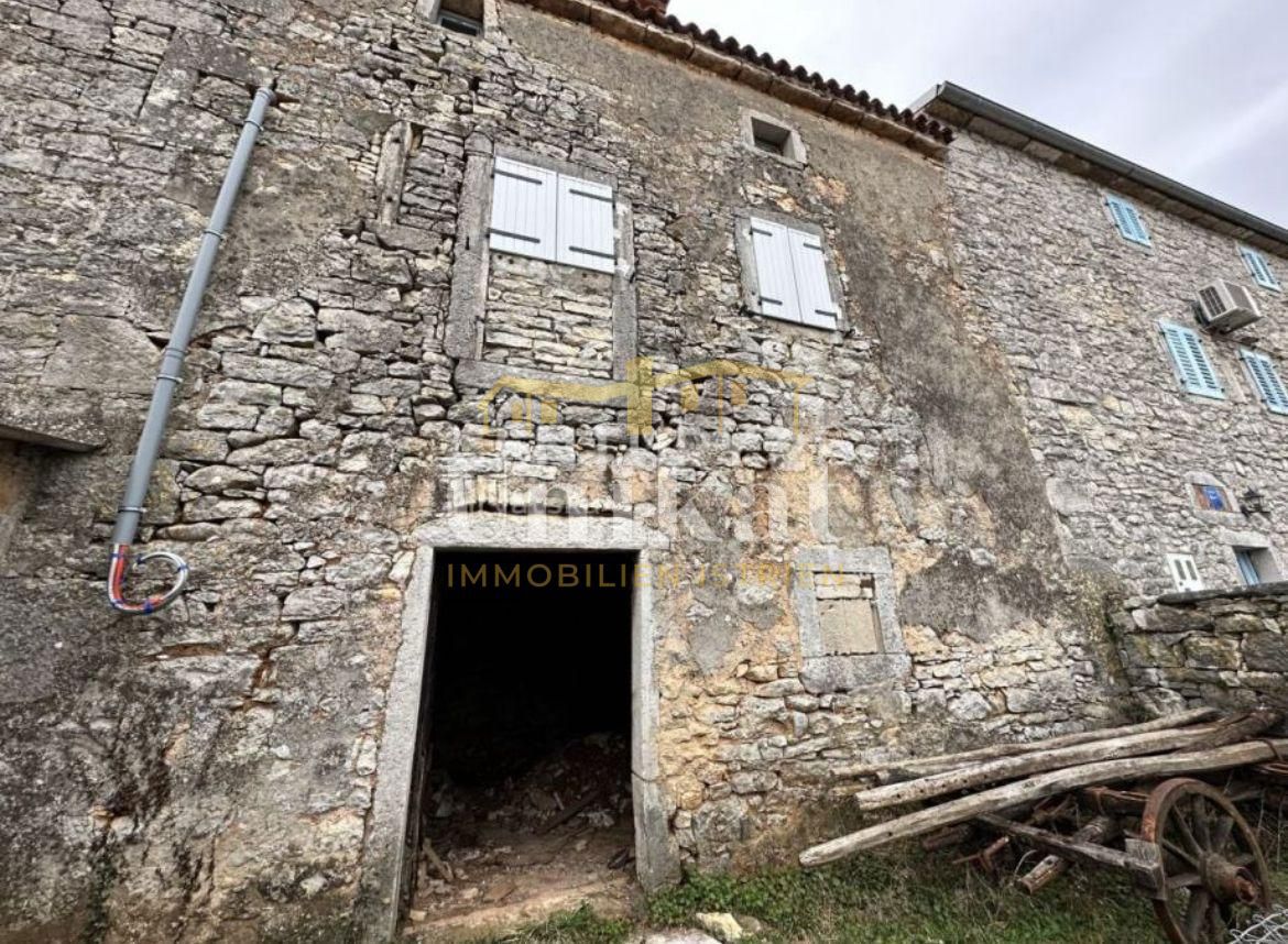 Casa in pietra vicino a Višnjan da completare